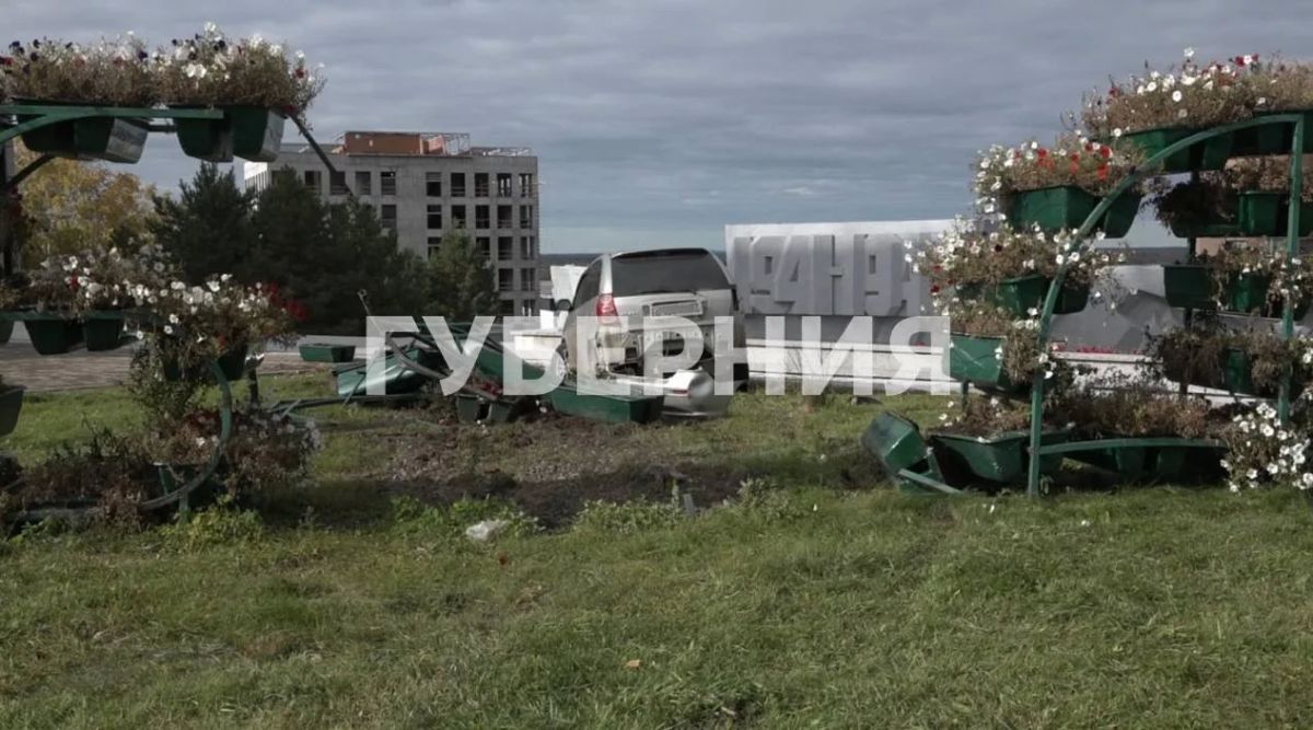 Выпил после аварии: водитель без прав влетел в инсталляцию на площади Славы в Хабаровске