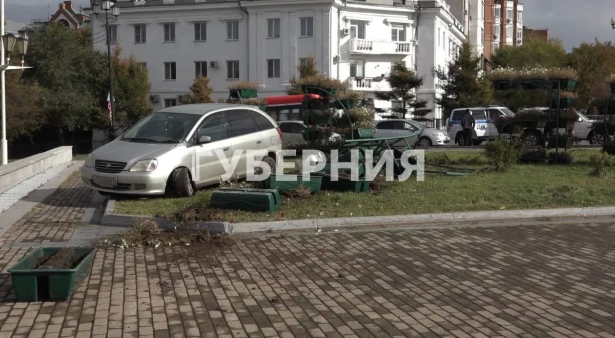 Выпил после аварии: водитель без прав влетел в инсталляцию на площади Славы в Хабаровске Выпил после аварии: водитель без прав влетел в инсталляцию на площади Славы в Хабаровске