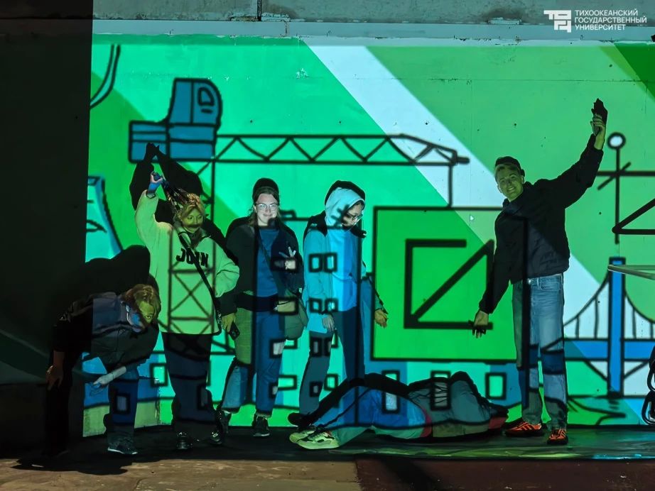На дамбе в Хабаровске появился 130-метровый мурал о ТОГУ На дамбе в Хабаровске появился 130-метровый мурал о ТОГУ