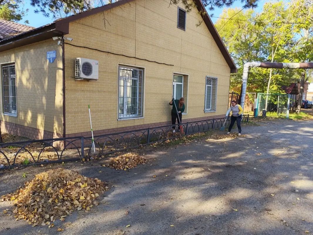 Сотрудники прокуратуры района имени Лазо приняли участие в районном субботнике Сотрудники прокуратуры района имени Лазо приняли участие в районном субботнике