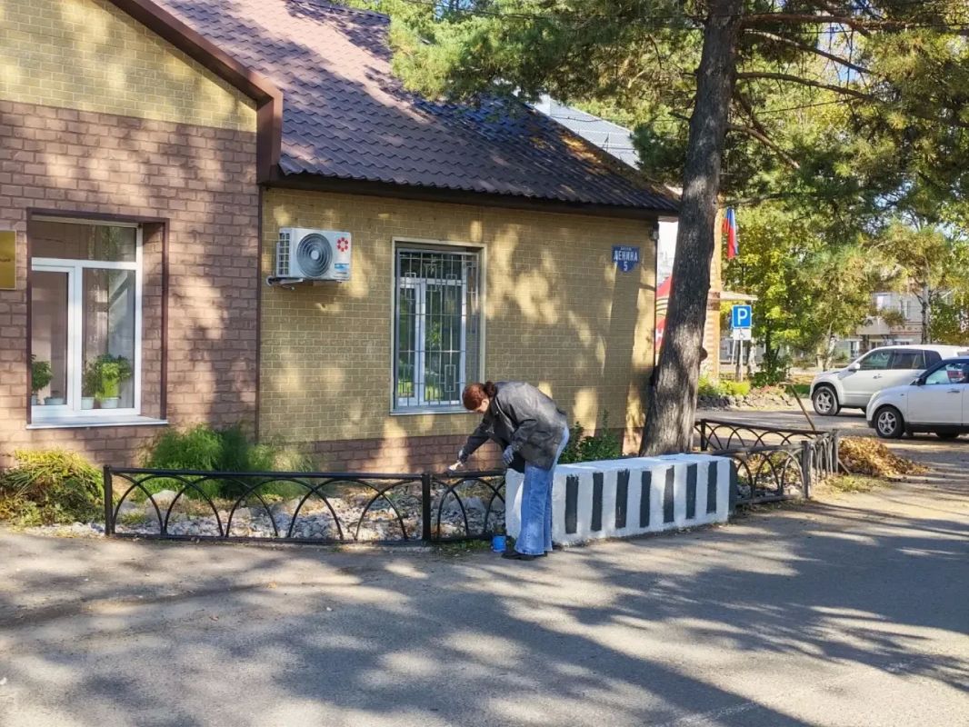 Сотрудники прокуратуры района имени Лазо приняли участие в районном субботнике Сотрудники прокуратуры района имени Лазо приняли участие в районном субботнике