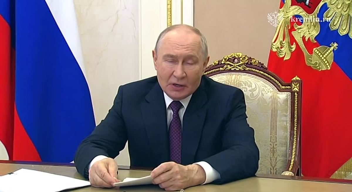 Владимир Путин принял участие в открытии образовательного комплекса «Точка будущего» в якутском поселке Жатай