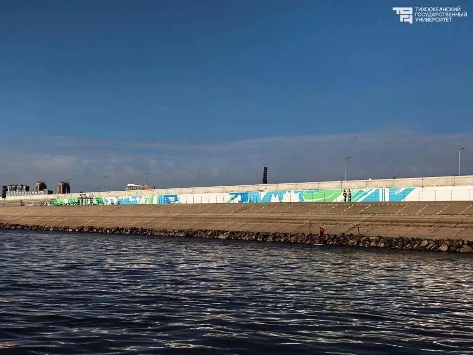 На дамбе появился 130-метровый мурал На дамбе появился 130-метровый мурал