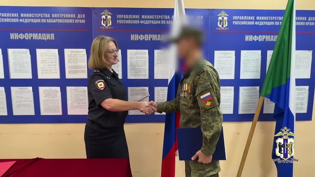 В Комсомольске-на-Амуре полицейские торжественно вручили российский паспорт уроженцу Таджикистана, который принимал участие в специальной военной операции
