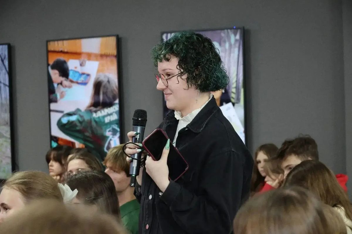 Дмитрий Демешин обсудил ситуацию в сфере образования с преподавателями и студентами АмГПГУ Дмитрий Демешин обсудил ситуацию в сфере образования с преподавателями и студентами АмГПГУ