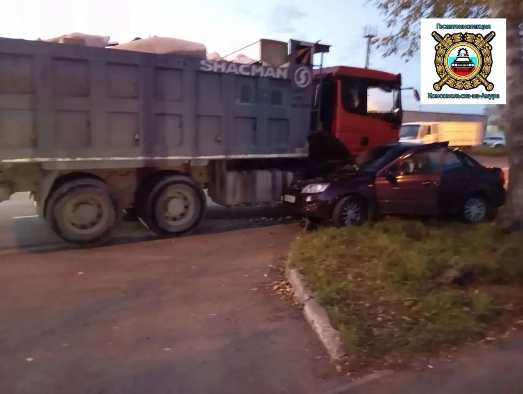 Грузовик врезался в «Ладу» в Комсомольске – 71-летняя пассажирка попала в больницу Грузовик врезался в «Ладу» в Комсомольске – 71-летняя пассажирка попала в больницу