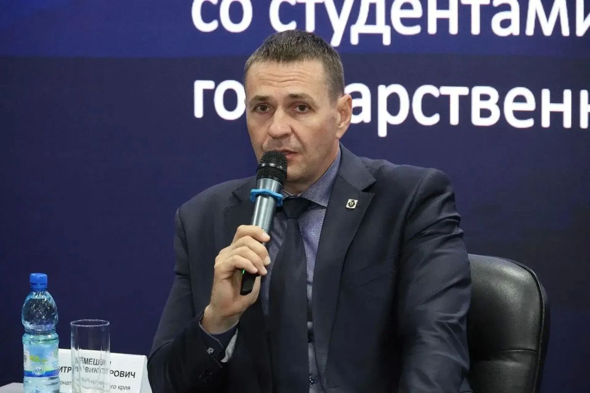 Дмитрий Демешин обсудил ситуацию в сфере образования с преподавателями и студентами АмГПГУ Дмитрий Демешин обсудил ситуацию в сфере образования с преподавателями и студентами АмГПГУ