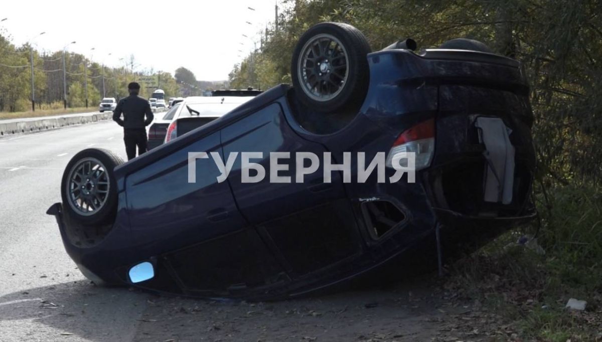 Лопнуло колесо: легковушка перевернулась в ДТП в Хабаровске