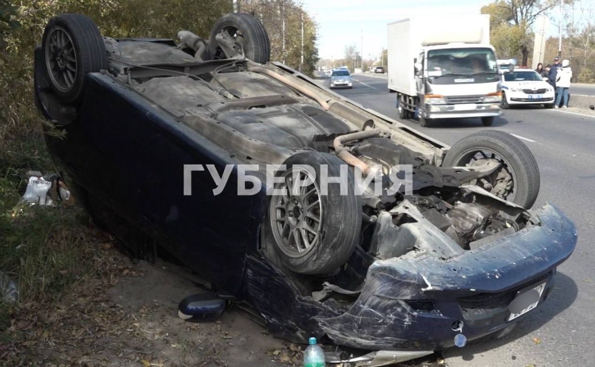 Лопнуло колесо: легковушка перевернулась в ДТП в Хабаровске Лопнуло колесо: легковушка перевернулась в ДТП в Хабаровске