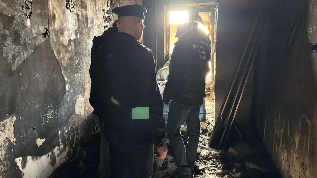 «Всего в семье 14 детей»: выживших на пожаре в Комсомольске девочек отдадут под опеку родственникам