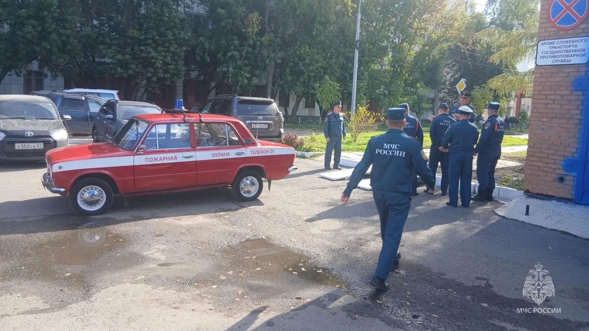 Новый экспонат пополнил уличную экспозицию пожарной техники комсомольских пожарных МЧС России Новый экспонат пополнил уличную экспозицию пожарной техники комсомольских пожарных МЧС России