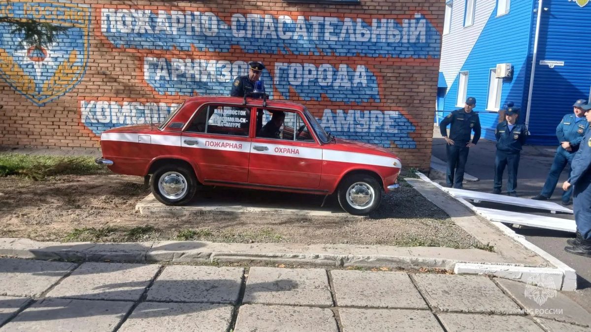 Новый экспонат пополнил уличную экспозицию пожарной техники комсомольских пожарных МЧС России Новый экспонат пополнил уличную экспозицию пожарной техники комсомольских пожарных МЧС России