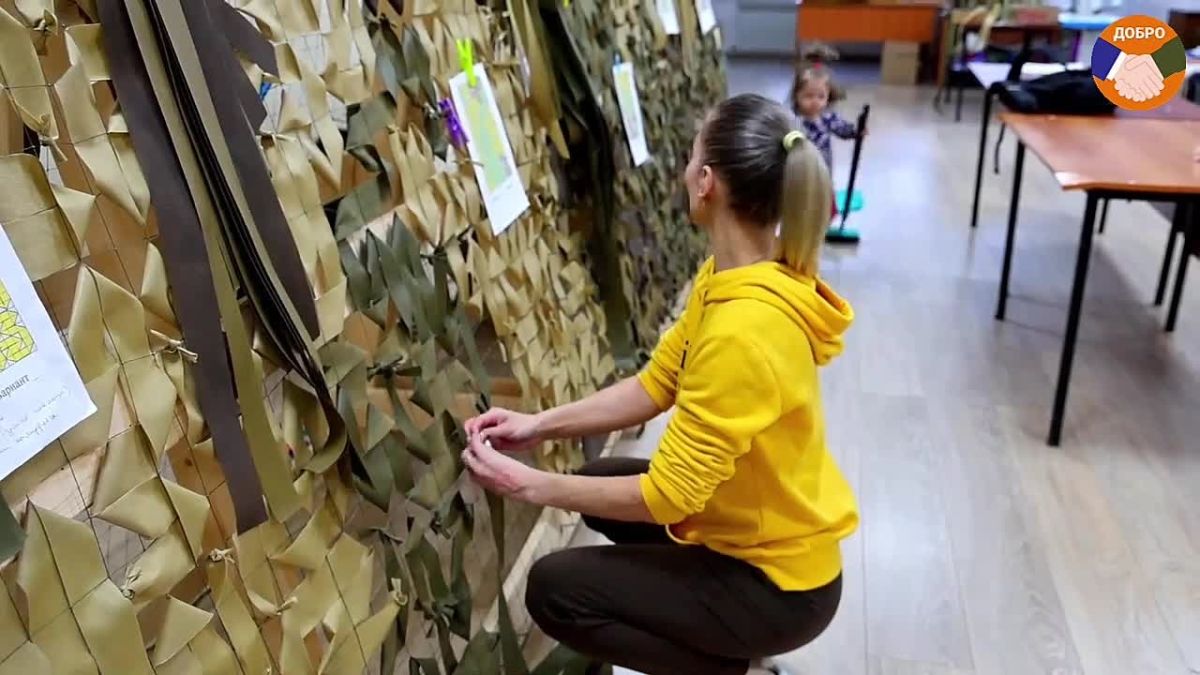 Комсомольские волонтёры плетут маскировочные сети для бойцов