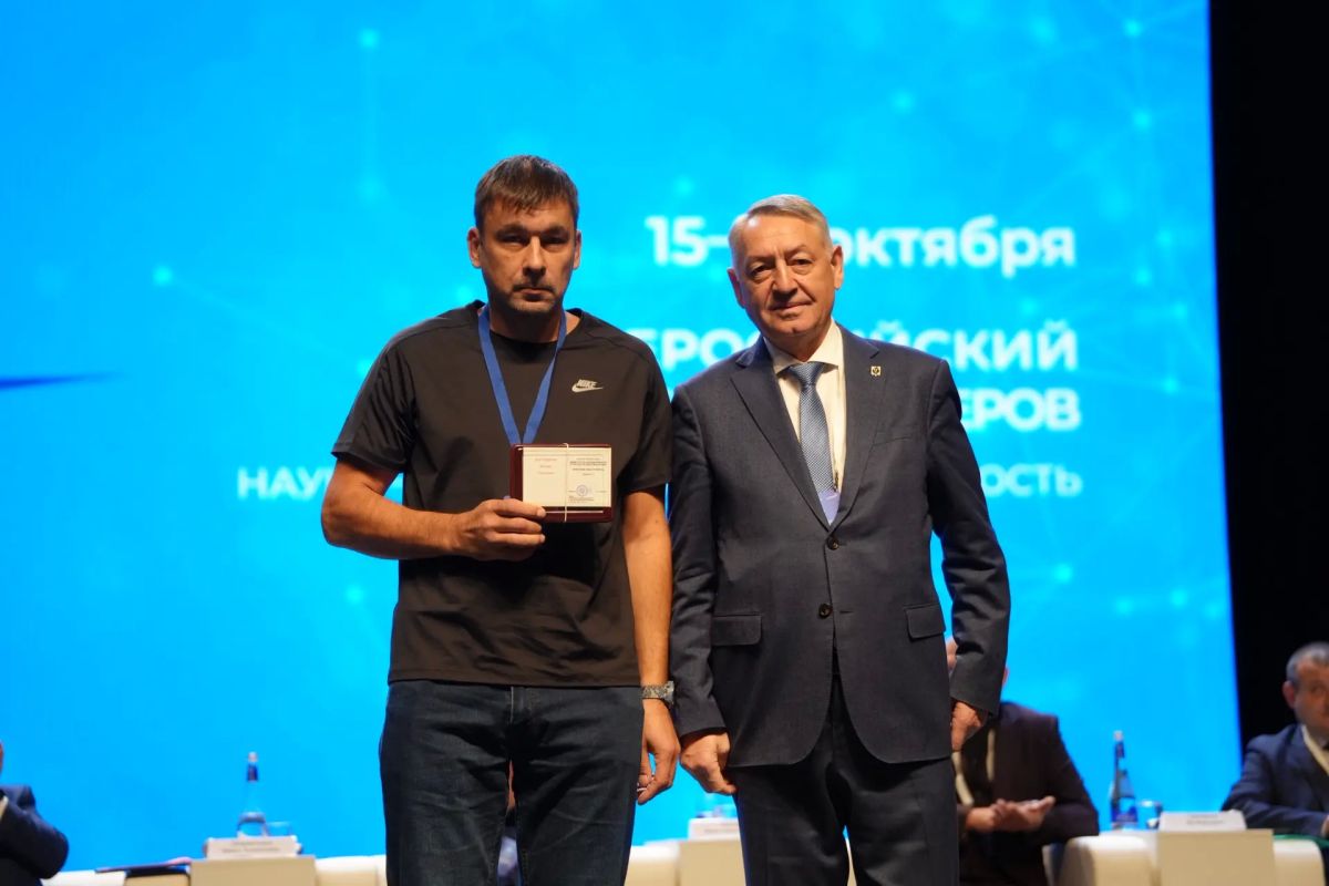 На пленарном заседании Общероссийского конгресса инженеров торжественно вручили награды представителям технологического и промышленного сектора Хабаровского края На пленарном заседании Общероссийского конгресса инженеров торжественно вручили награды представителям технологического и промышленного сектора Хабаровского края