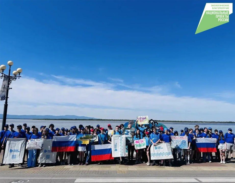 Жители Хабаровского края массово вышли на уборку береговых линий водных объектов после осеннего паводка