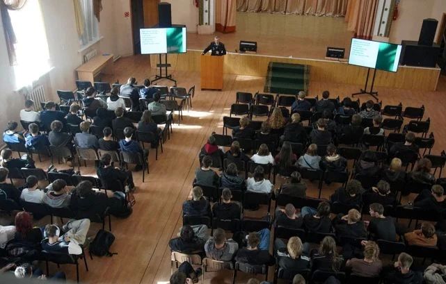В Хабаровске сотрудник городской полиции провел лекцию для студентов техникума о дистанционных мошенничествах и угрозах из интернета