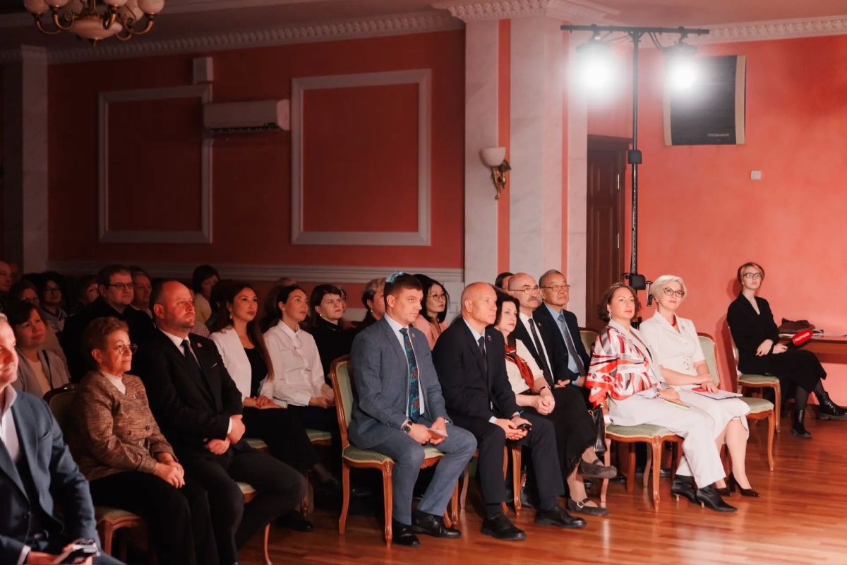 В честь 100-летия Дальневосточного края с большой гордостью посетил презентацию уникального фотоальбома, который рассказывает историю нашего края через лица и судьбы его жителей В честь 100-летия Дальневосточного края с большой гордостью посетил презентацию уникального фотоальбома, который рассказывает историю нашего края через лица и судьбы его жителей
