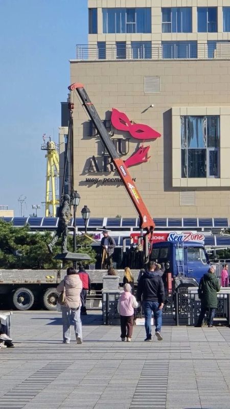 Памятник Солженицыну убрали с Корабельной набережной Владивостока