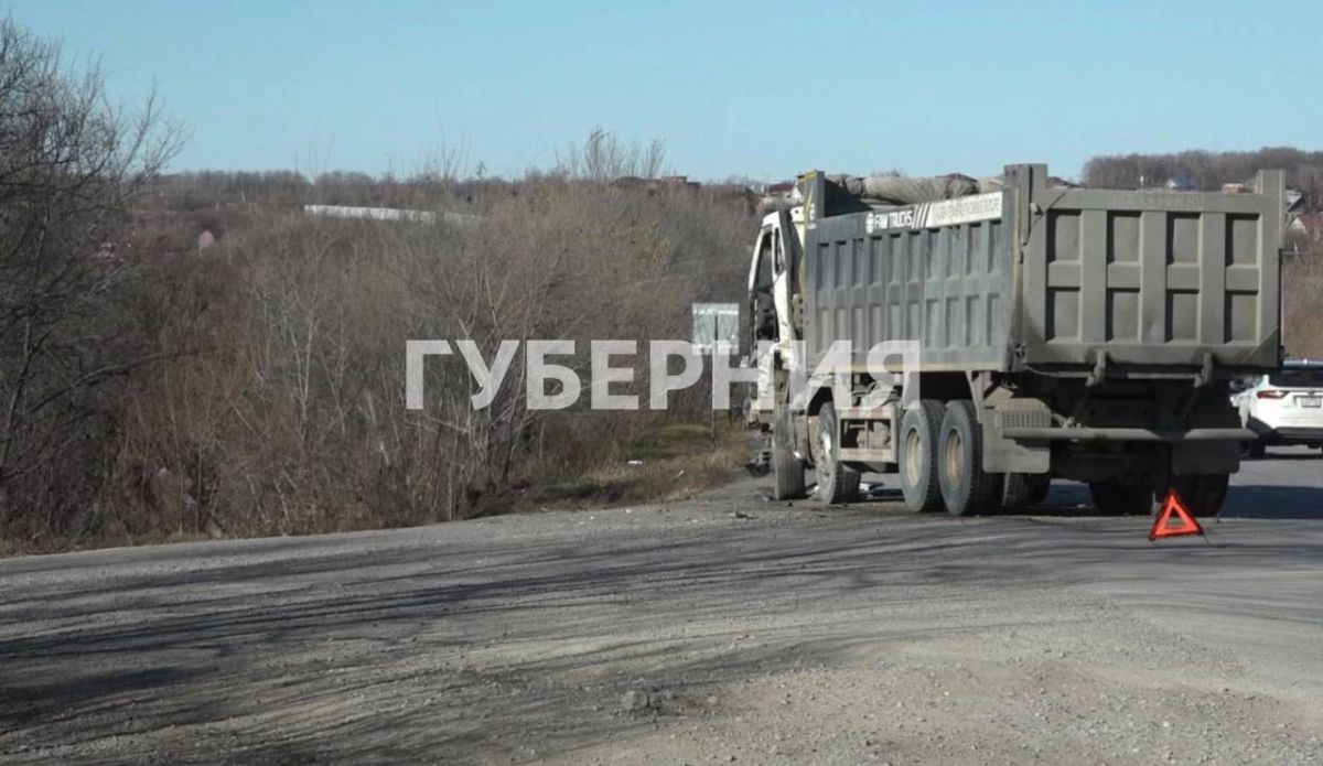 Грузовик улетел в кювет на трассе под Хабаровском Грузовик улетел в кювет на трассе под Хабаровском