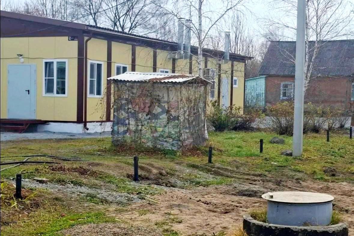 В Котиково после ремонта школы рабочие взялись за территорию вокруг В Котиково после ремонта школы рабочие взялись за территорию вокруг