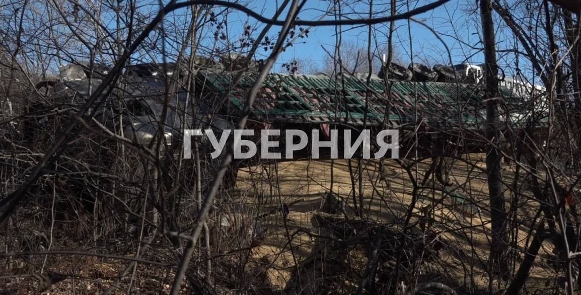Грузовик улетел в кювет на трассе под Хабаровском Грузовик улетел в кювет на трассе под Хабаровском