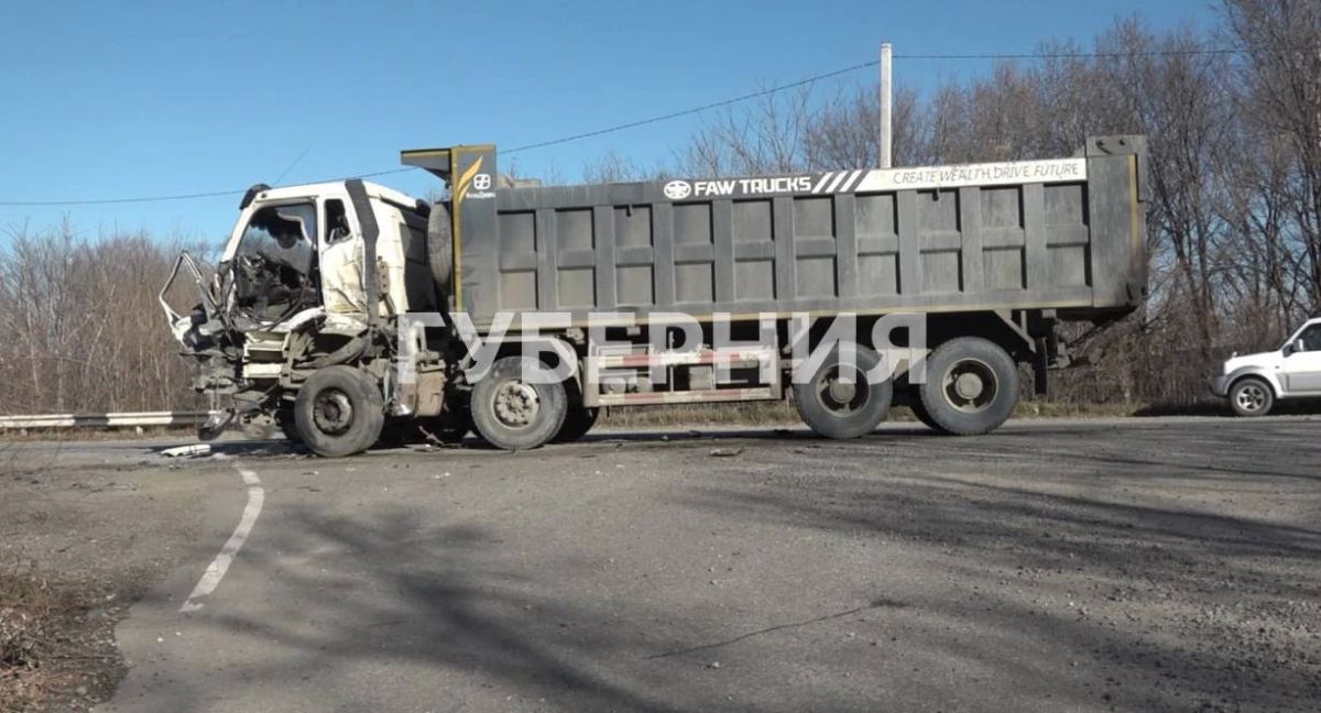 Грузовик улетел в кювет на трассе под Хабаровском Грузовик улетел в кювет на трассе под Хабаровском
