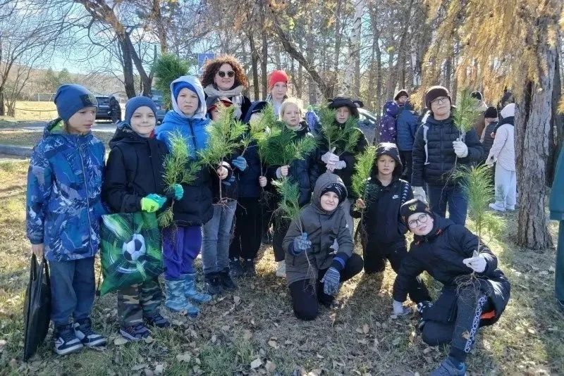 Школьники села Ильинка, совместно с сотрудниками КГКУ "Хабаровское лесничество" и КГСАУ "Восточное лесное хозяйство" высадили более 200 кедров в рамках акции "Связь поколений Школьники села Ильинка, совместно с сотрудниками КГКУ "Хабаровское лесничество" и КГСАУ "Восточное лесное хозяйство" высадили более 200 кедров в рамках акции "Связь поколений