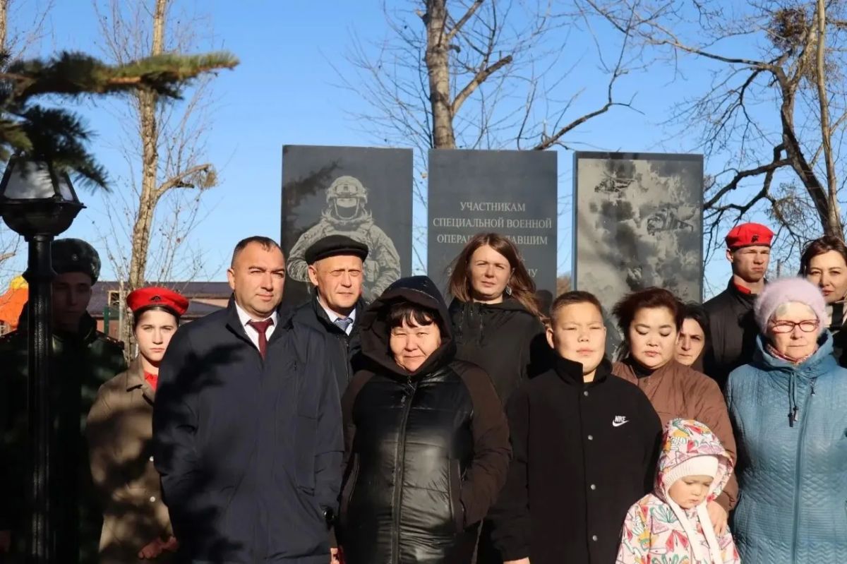 Памятник участникам СВО открыли в селе Маяк Памятник участникам СВО открыли в селе Маяк