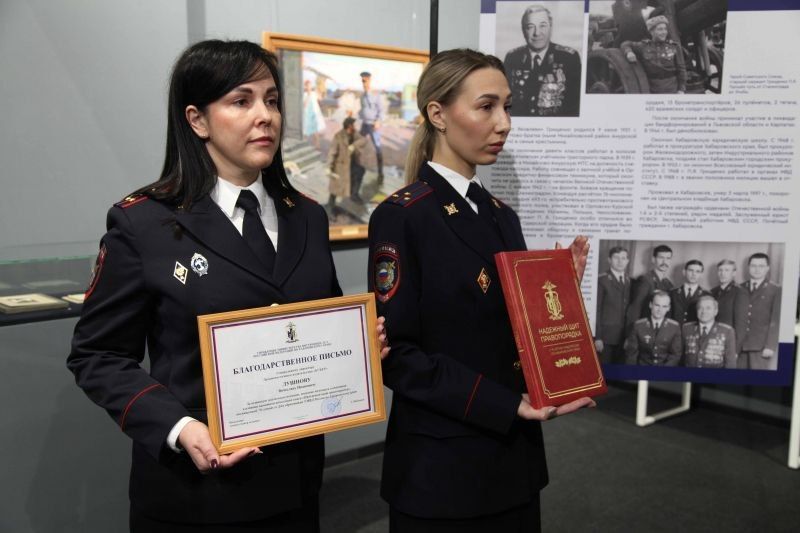Начальник УМВД России по Хабаровскому краю открыл экспозицию, посвященную истории органов внутренних дел региона, в Хабаровском краевом музее имени Н.И. Гродекова Начальник УМВД России по Хабаровскому краю открыл экспозицию, посвященную истории органов внутренних дел региона, в Хабаровском краевом музее имени Н.И. Гродекова