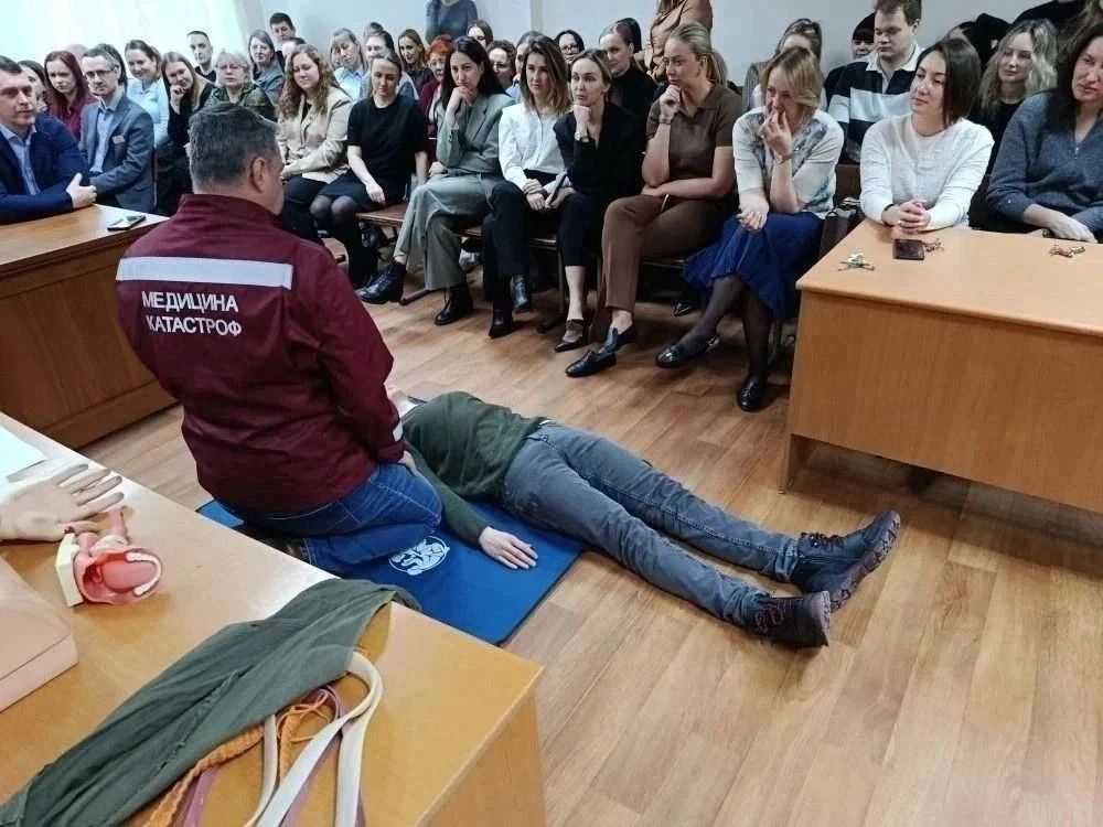 Дмитрий Демешин: Почти 3,5 тысячи человек с 2022 года прошли обучение тактической медицине в Хабаровском территориальном центре медицины катастроф. Эти навыки помогают спасать жизни в самых сложных ситуациях Дмитрий Демешин: Почти 3,5 тысячи человек с 2022 года прошли обучение тактической медицине в Хабаровском территориальном центре медицины катастроф. Эти навыки помогают спасать жизни в самых сложных ситуациях