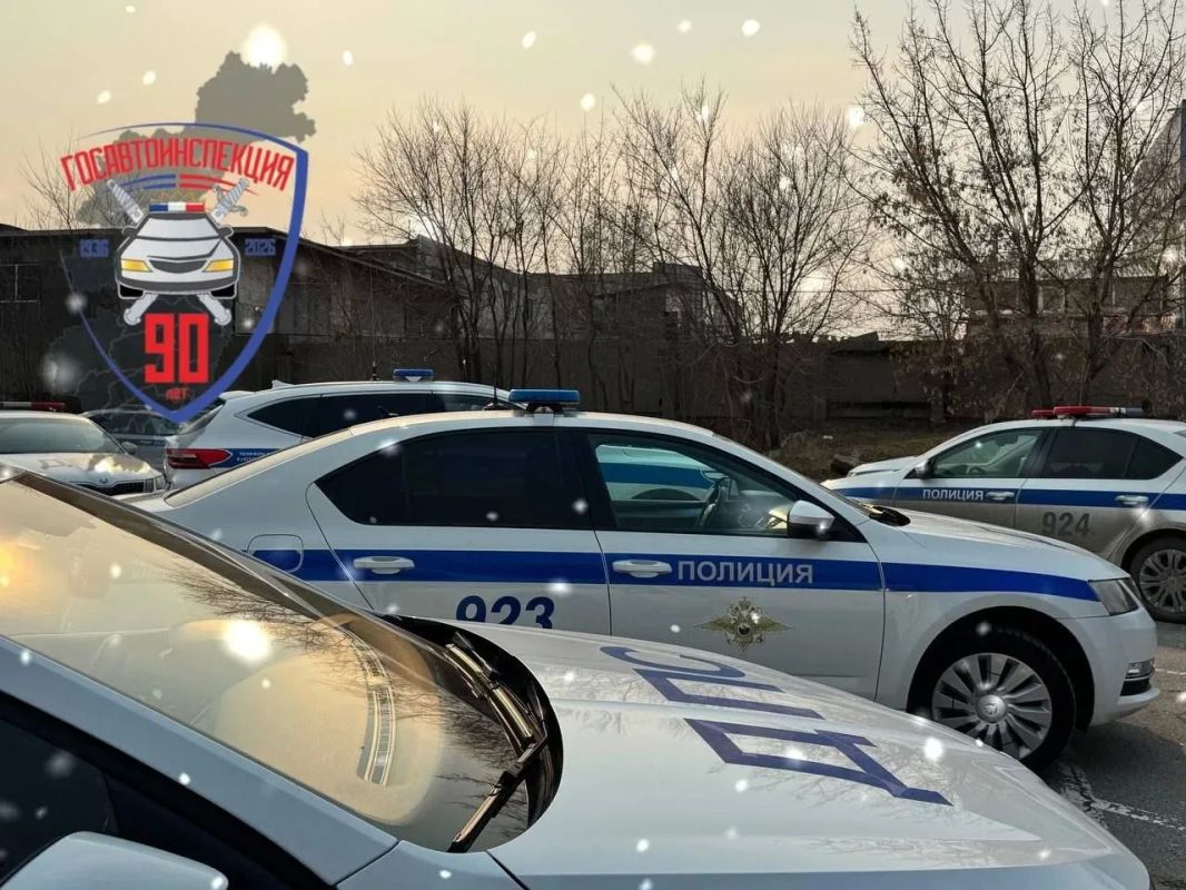 Вниманию водителей!. На дорогах края ухудшаются погодные условия, в ряде районов прогнозируются снегопады и недостаточная видимость - увеличьте дистанцию до впереди движущегося транспорта