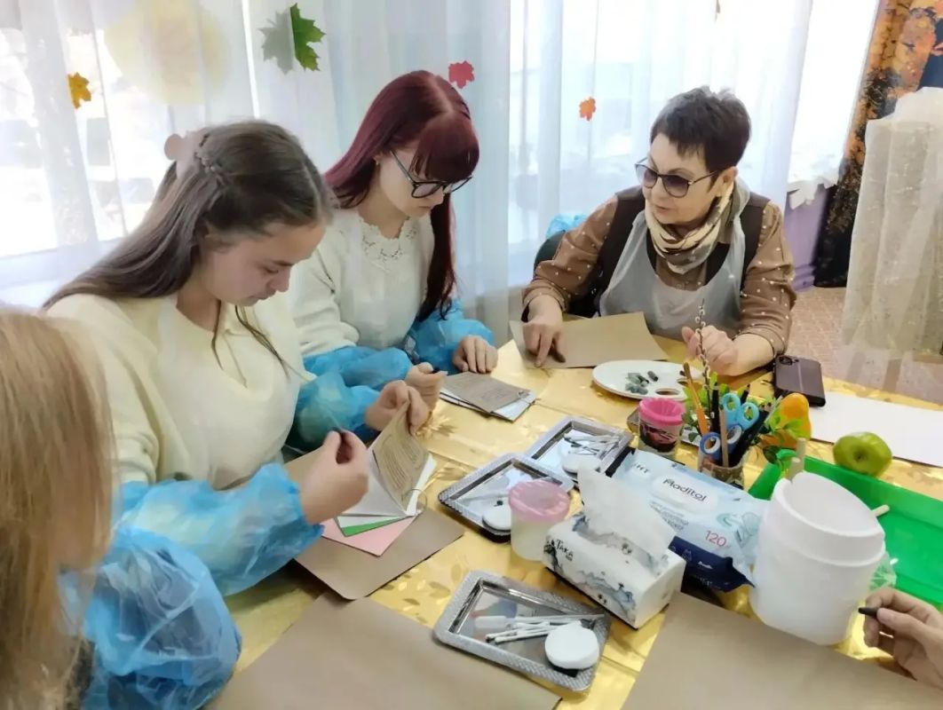 Искусство без кисточек: педагоги освоили необычные техники рисования Искусство без кисточек: педагоги освоили необычные техники рисования