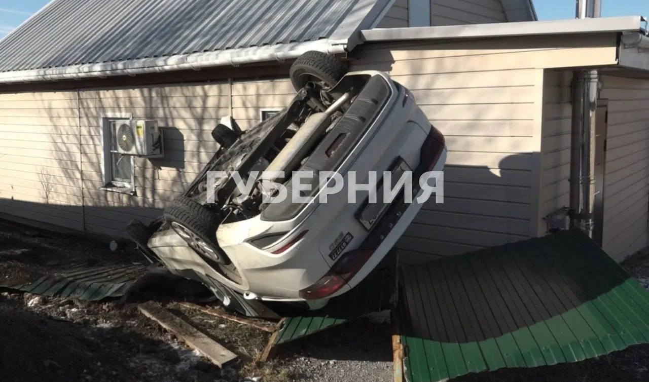 Таксист на белорусском авто снес забор в Хабаровске