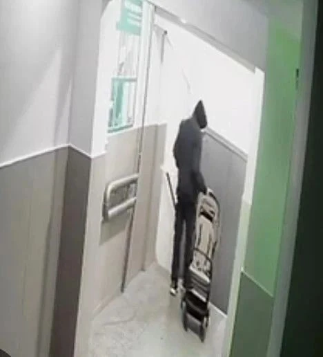 Будущий папа украл детскую коляску, чтобы подарить жене