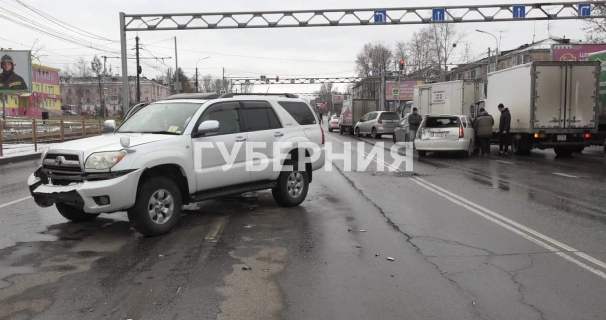 «Дорога виновата, а не я»: сразу три авто попали в ДТП в Хабаровске