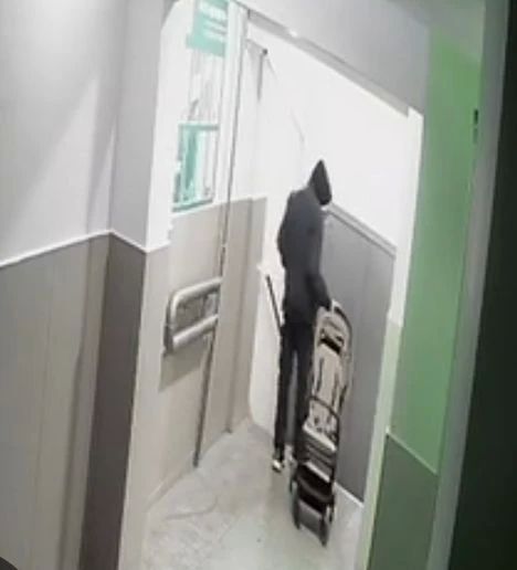 Хабаровские полицейские задержали будущего отца, который решил похитить коляску, чтобы подарить супруге на рождение ребенка Хабаровские полицейские задержали будущего отца, который решил похитить коляску, чтобы подарить супруге на рождение ребенка