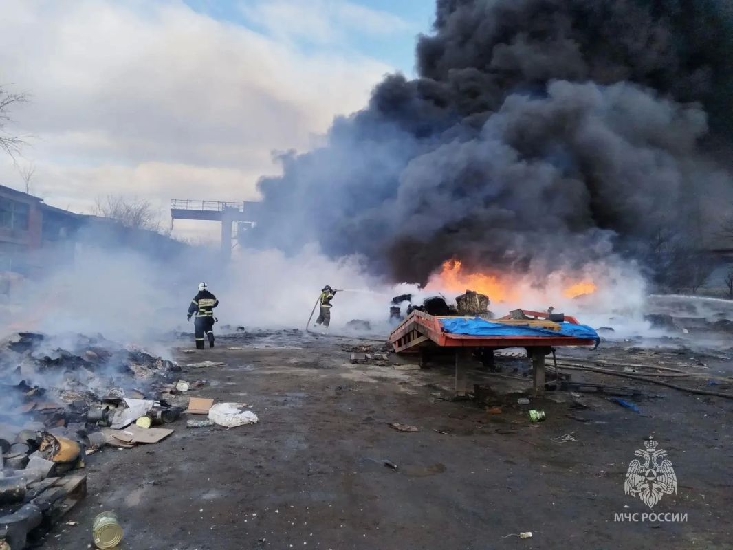 Пожарные МЧС России завершили полностью работы на месте пожара на улице Халтурина в Хабаровске Пожарные МЧС России завершили полностью работы на месте пожара на улице Халтурина в Хабаровске
