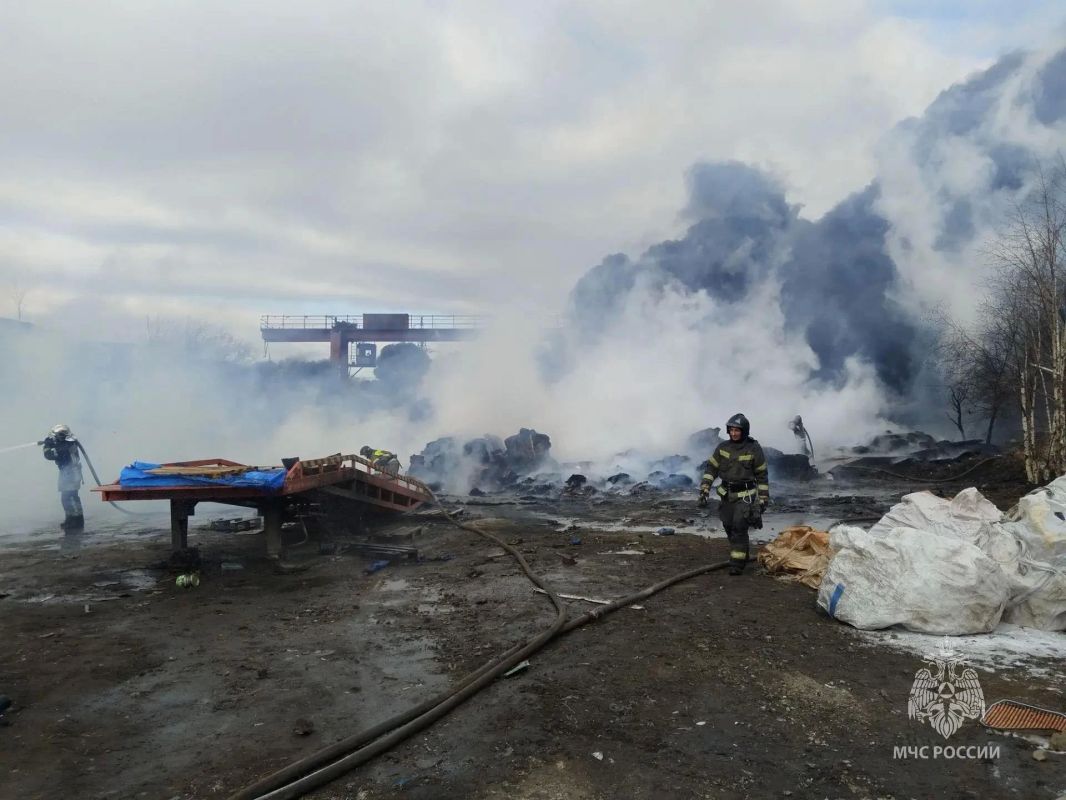 Пожарные МЧС России завершили полностью работы на месте пожара на улице Халтурина в Хабаровске Пожарные МЧС России завершили полностью работы на месте пожара на улице Халтурина в Хабаровске