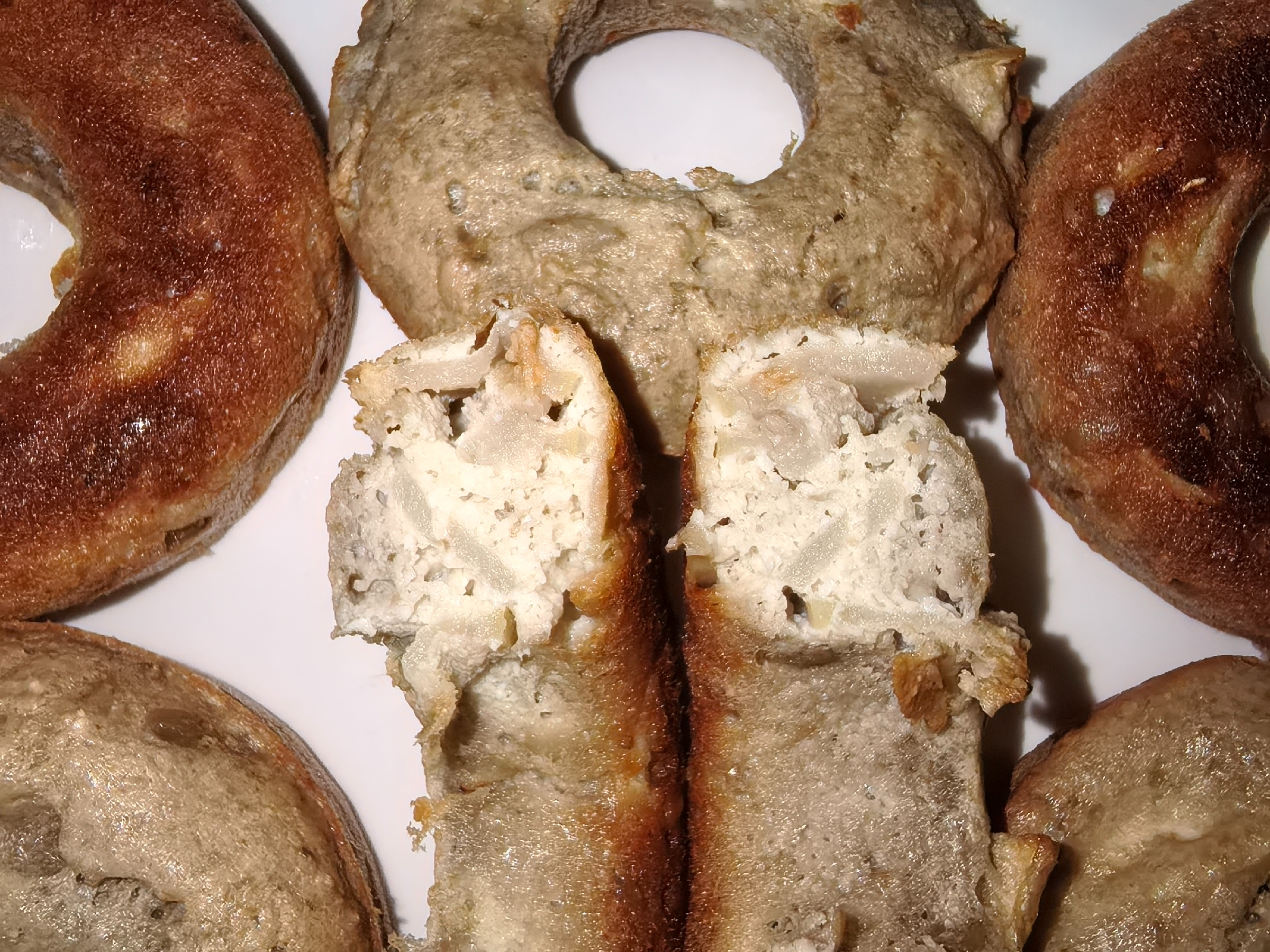 Хрустящие кольца с яблоком и семечками: необычная домашняя выпечка за полчаса