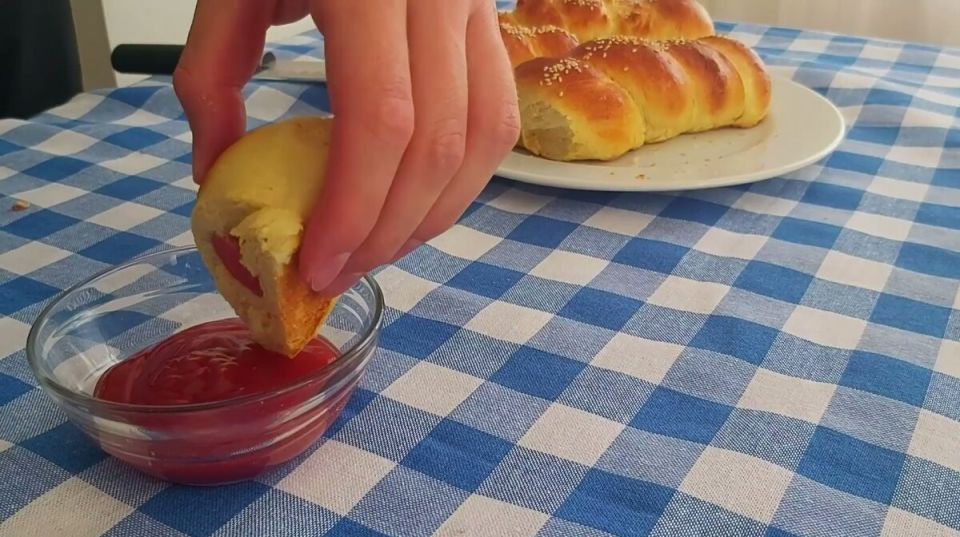 Сосиски в тесте: простой и вкусный рецепт для каждого стола