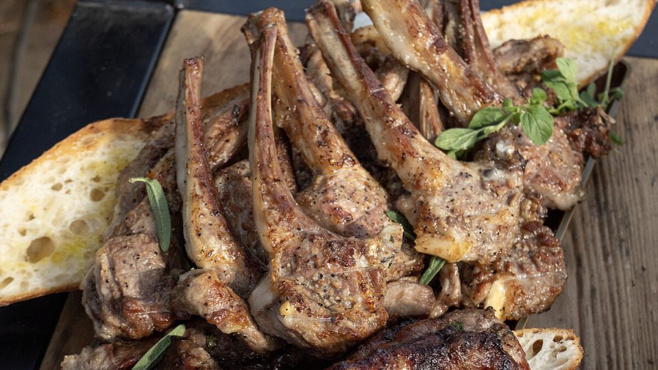 Уникальный рецепт каре барашка с овощным салатом для гурманов