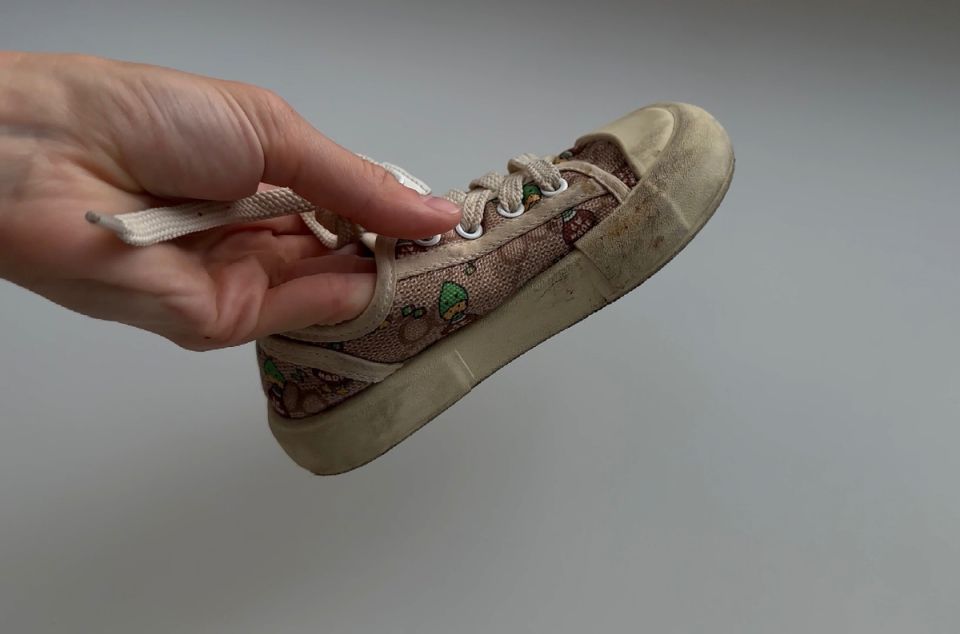 Легкий способ вернуть белизну обуви