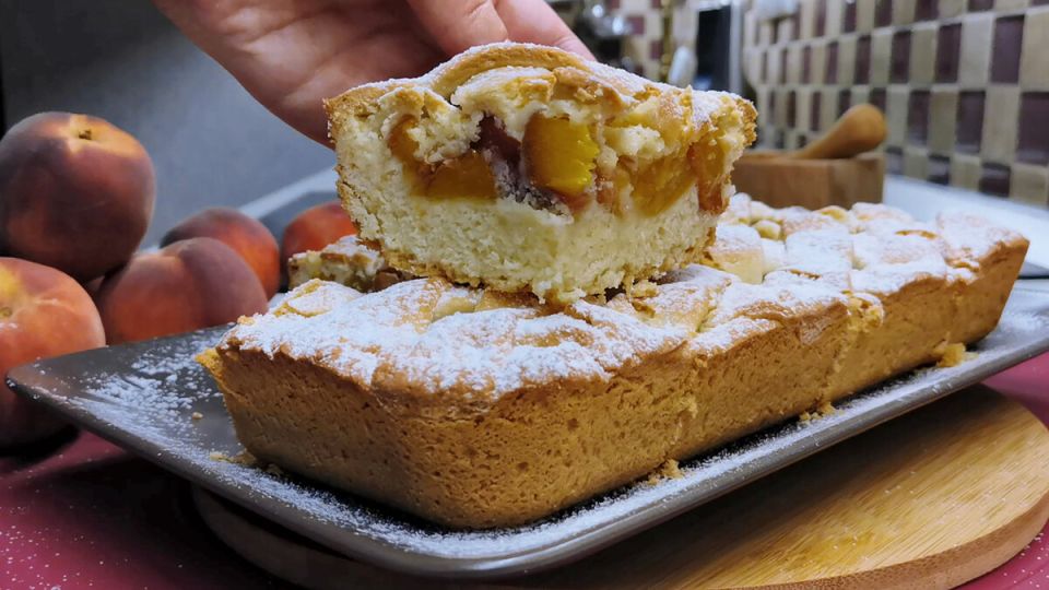 Нежный быстрокоржевой пирог с фруктами: идеальный десерт за пять минут