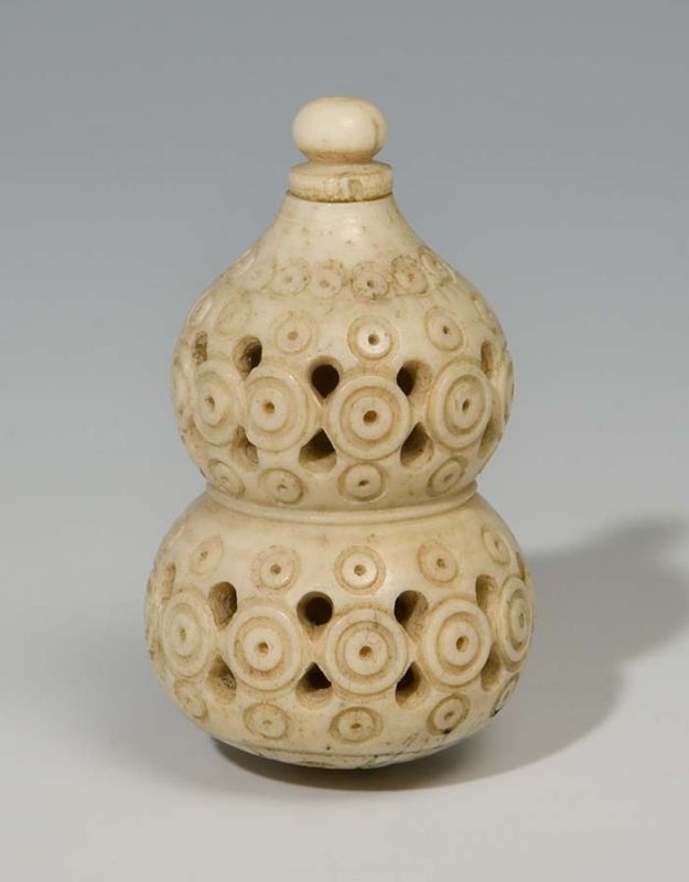 Забытые аксессуары: как женщины прошлого использовали необычные вещи для красоты