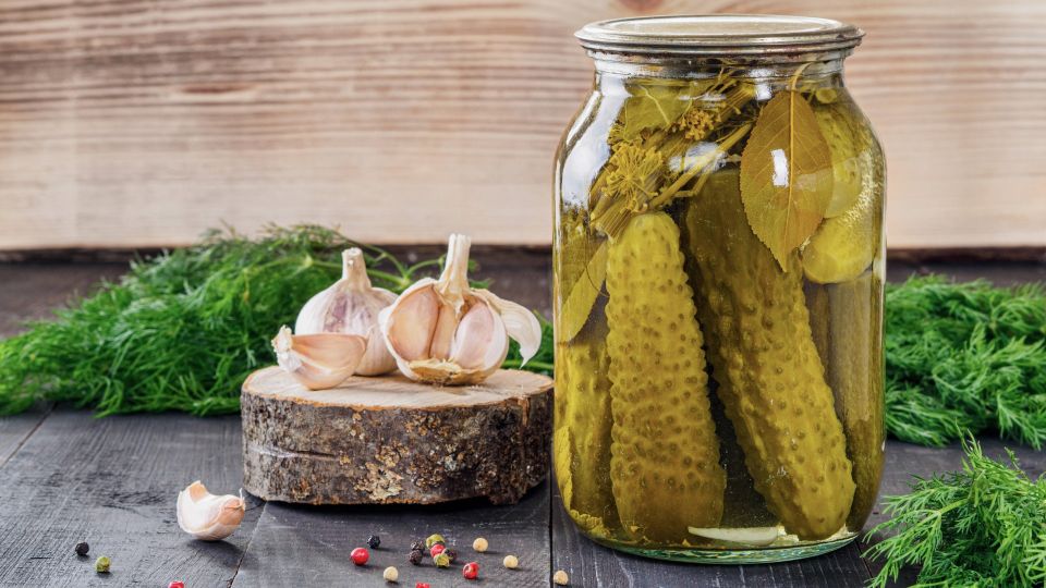 Ржавые крышки для банок будут как новые: вот чем их мажут опытные хозяйки