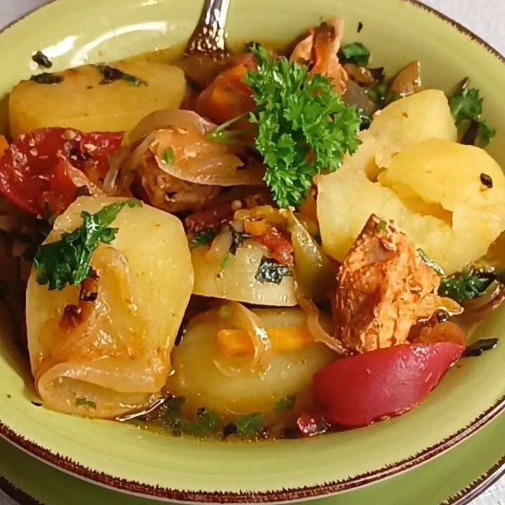 Осенние утешения: сытное куриное филе с овощами в духовке