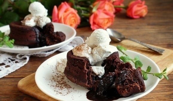 Шоколадный фондан с мороженым: кулинарный космический десерт для истинных гурманов