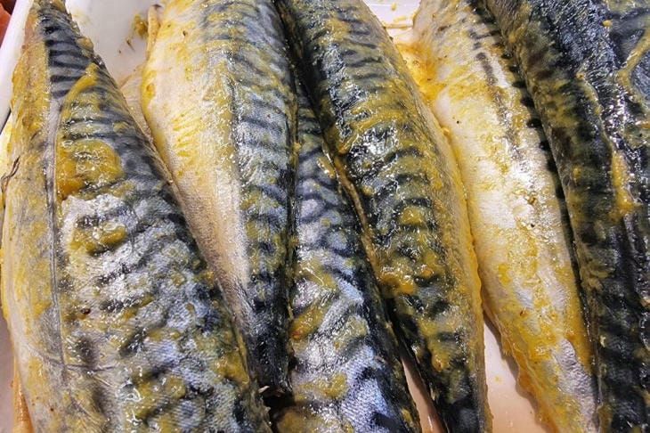 Запеченная скумбрия с лимоном и травами: простой рецепт для нежной текстуры