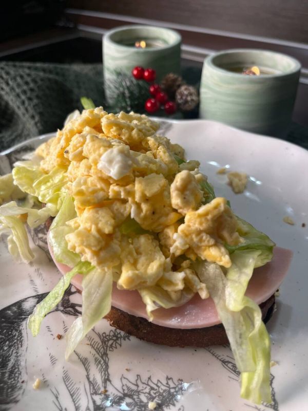 Нежный скрэмбл со сливками: ресторанный завтрак за 10 минут