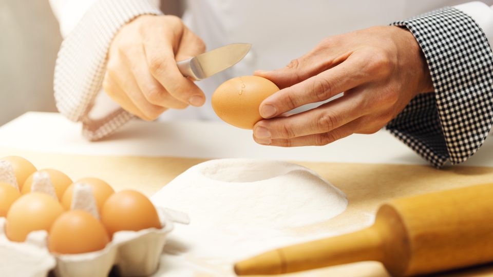 Секрет домохозяек: что нужно сделать с яйцами, чтобы они легко чистились